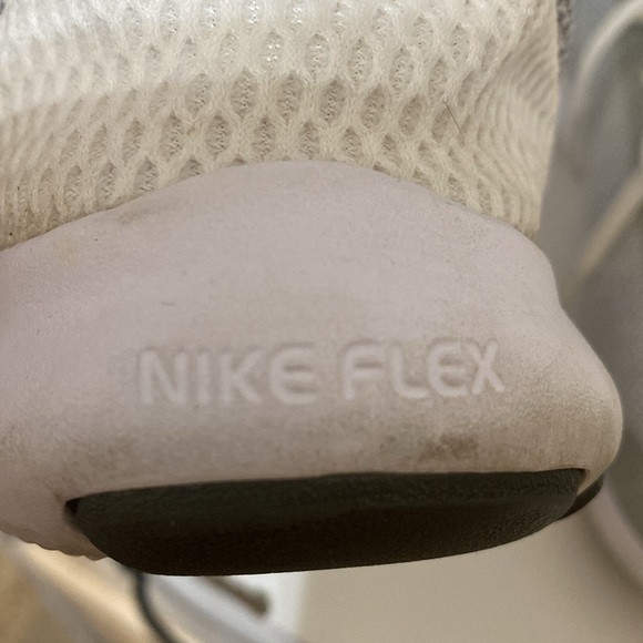 Nike  Flex shoes size 9 white on white and silver good condition women’s - Picture 6 of 8